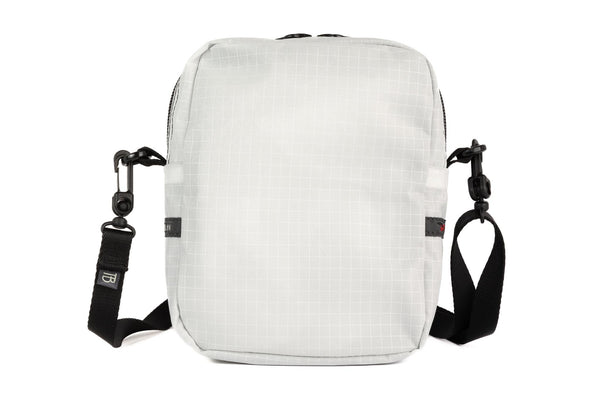 The rear of an Everyday Cubelet in Tahoma Halcyon (white with a white grid) with a front zipper.